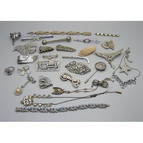 1038 - A collection of jewellery, a/f