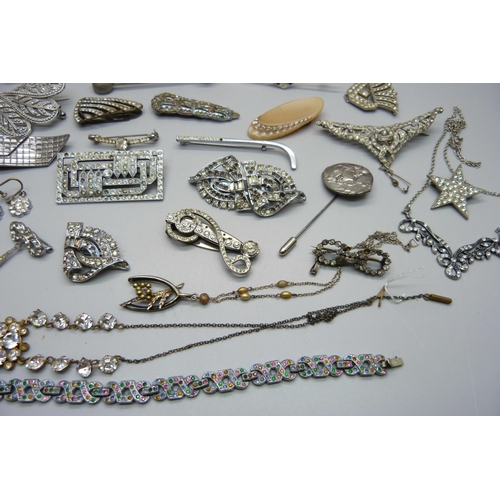 1038 - A collection of jewellery, a/f