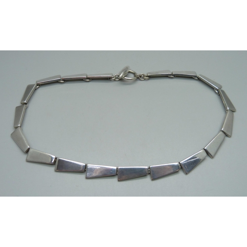 1044 - A 925 silver necklace, 64g