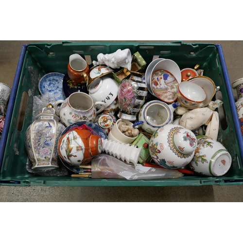 1053 - A collection of oriental ceramics **PLEASE NOTE THIS LOT IS NOT ELIGIBLE FOR POSTING AND PACKING**