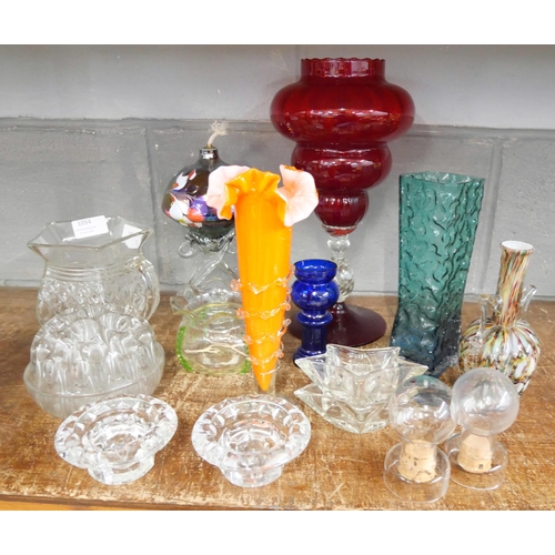 1054 - A collection of glassware **PLEASE NOTE THIS LOT IS NOT ELIGIBLE FOR POSTING AND PACKING**