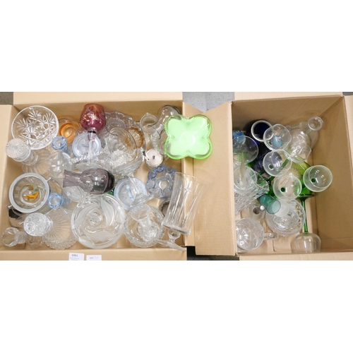 1061 - Two boxes of mixed glass **PLEASE NOTE THIS LOT IS NOT ELIGIBLE FOR POSTING AND PACKING**