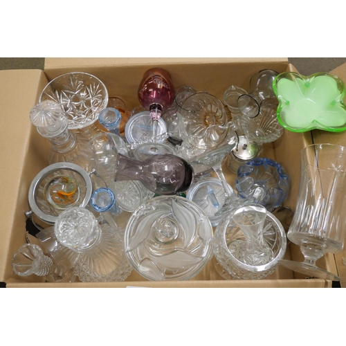 1061 - Two boxes of mixed glass **PLEASE NOTE THIS LOT IS NOT ELIGIBLE FOR POSTING AND PACKING**