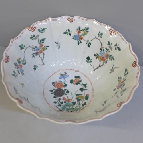 620 - A Chinese famille verte bowl, hand painted with birds and flowers, Kangxi period, restored, diameter... 