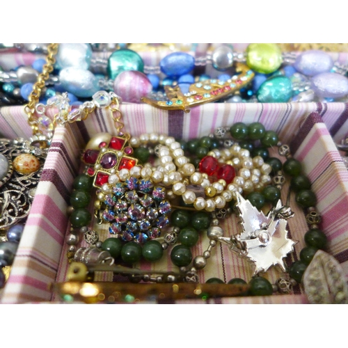 650 - Costume jewellery