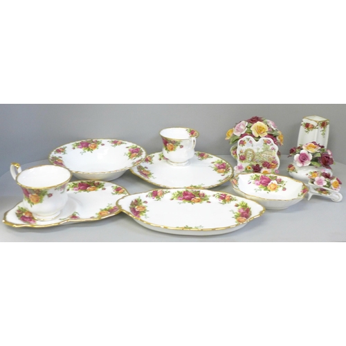 672 - A collection of Royal Albert Old Country Roses china, posy ornament a/f **PLEASE NOTE THIS LOT IS NO... 