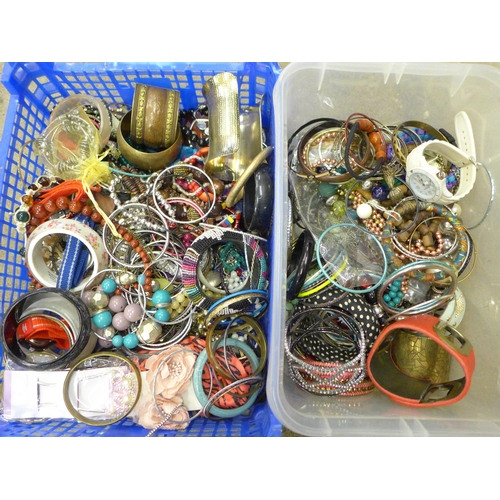 715 - Two trays of costume jewellery