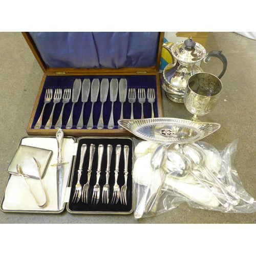 729 - A cased set of pastry forks with silver covered handles, cased fish knives and forks, a plated water... 