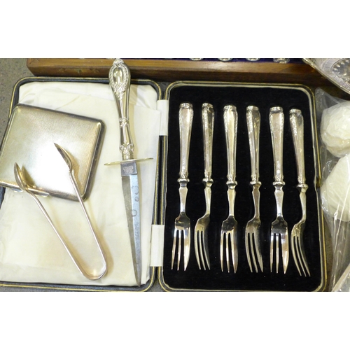 729 - A cased set of pastry forks with silver covered handles, cased fish knives and forks, a plated water... 