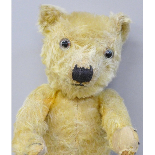 736 - A vintage jointed Teddy bear with (faint) growler, 42cm