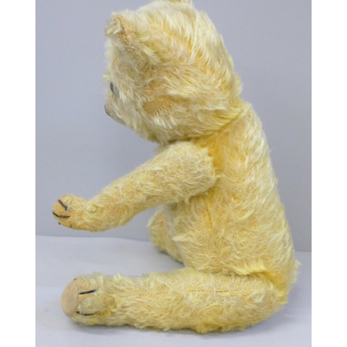 736 - A vintage jointed Teddy bear with (faint) growler, 42cm