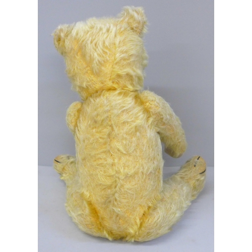 736 - A vintage jointed Teddy bear with (faint) growler, 42cm