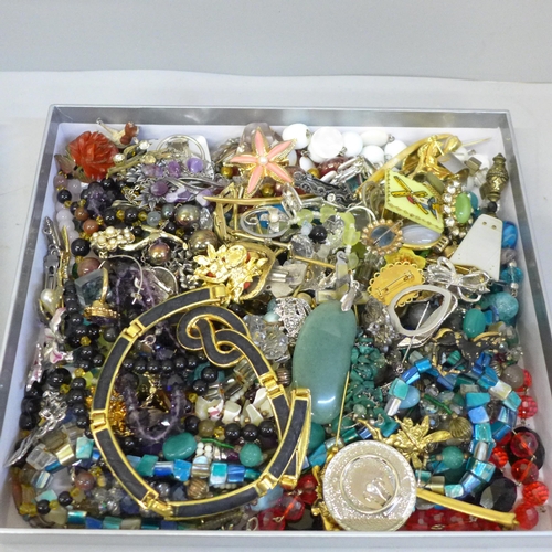 742 - A box of costume jewellery