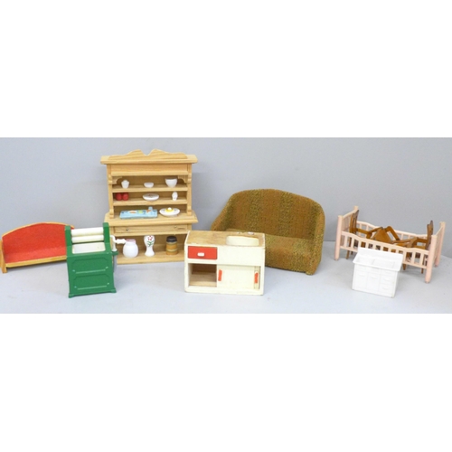 747 - A box of vintage dolls house furniture, 1950s/60s