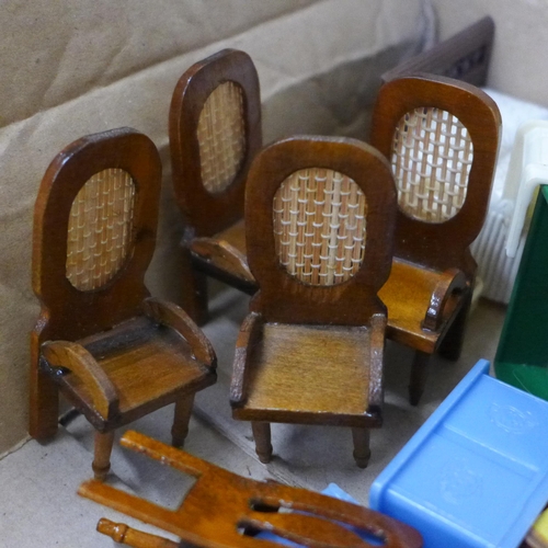 747 - A box of vintage dolls house furniture, 1950s/60s