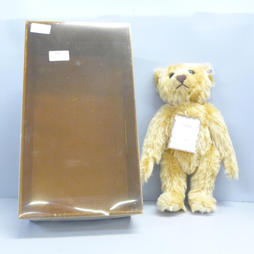 756 - A Steiff limited edition British Collector's 1906 replica Teddy bear, boxed (yellowing to lid)