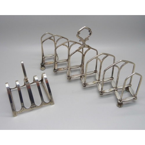 839 - A silver toast rack, Birmingham 1921, 41g, and a plated extending toast rack