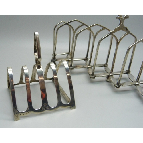 839 - A silver toast rack, Birmingham 1921, 41g, and a plated extending toast rack