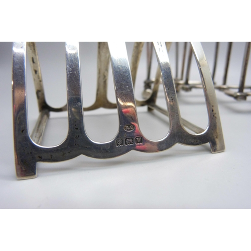 839 - A silver toast rack, Birmingham 1921, 41g, and a plated extending toast rack