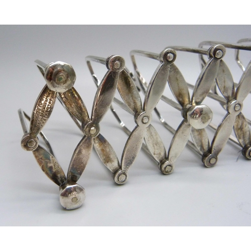 839 - A silver toast rack, Birmingham 1921, 41g, and a plated extending toast rack