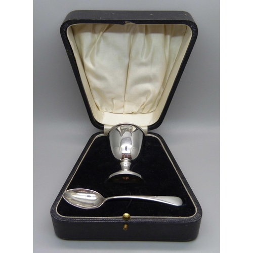 842 - A silver egg cup and spoon christening set, Birmingham 1924, 37g