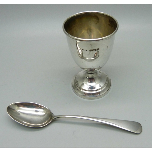 842 - A silver egg cup and spoon christening set, Birmingham 1924, 37g