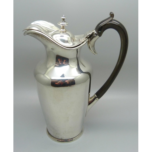 843 - A Victorian silver water jug, London 1893, 291g