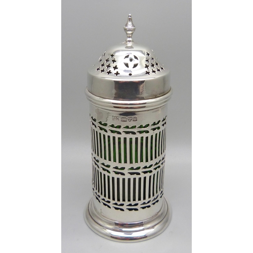 846 - An Edwardian silver shaker with green glass liner, Chester 1909, 67g