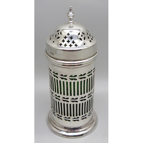 846 - An Edwardian silver shaker with green glass liner, Chester 1909, 67g