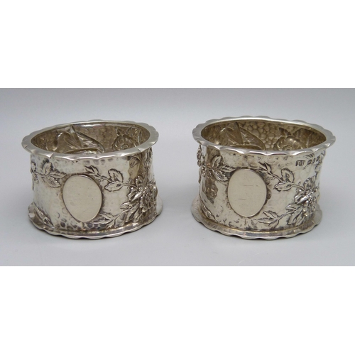 847 - A pair of Victorian silver napkin rings, Birmingham 1898, 62g