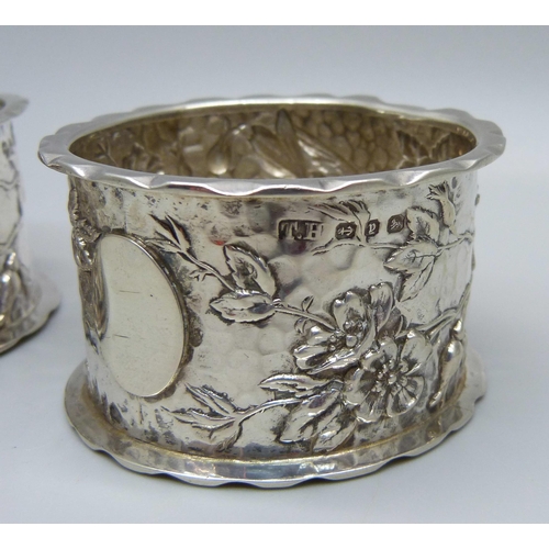 847 - A pair of Victorian silver napkin rings, Birmingham 1898, 62g