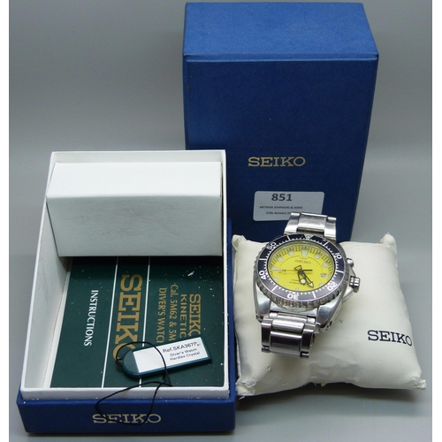 A gentleman s Seiko Kinetic Diver s wristwatch with yellow dial