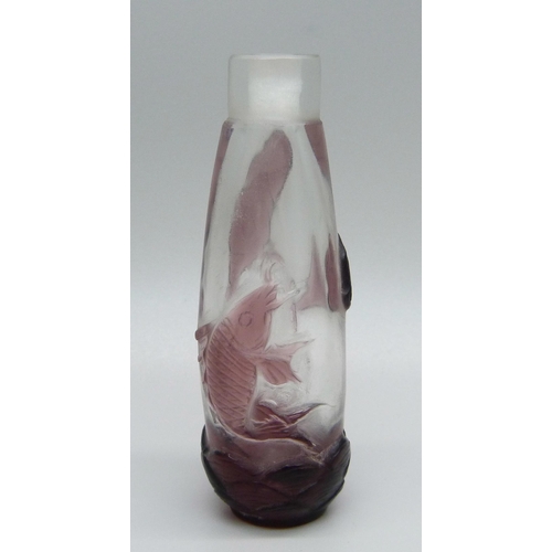 859 - An oriental cameo glass scent bottle with carp detail, lacking stopper, 78mm