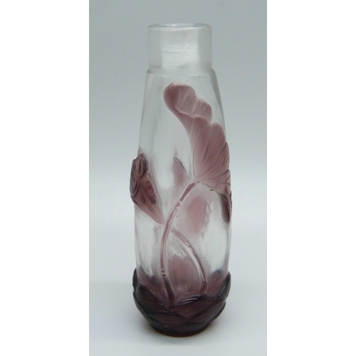 859 - An oriental cameo glass scent bottle with carp detail, lacking stopper, 78mm