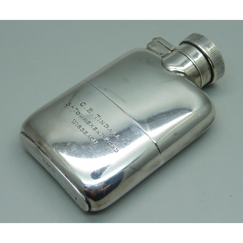 860 - A small silver spirit flask, engraved 'C.E. Tindall, 3A Townsend Road, Wisbech', London 1922, 92g, h... 