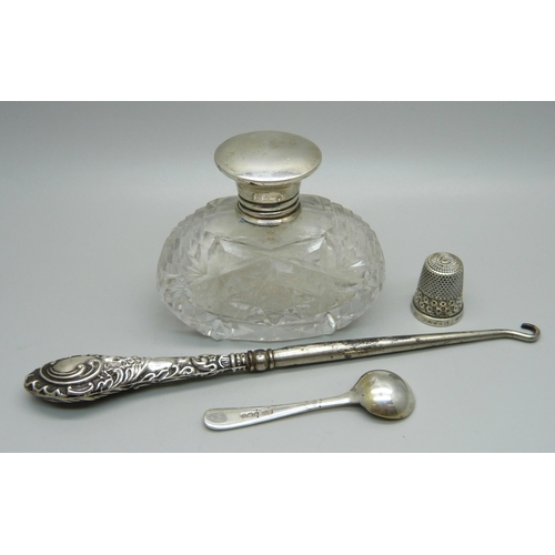 862 - Silver items; salt spoon, thimble, silver topped scent bottle and a button hook, neck of glass scent... 