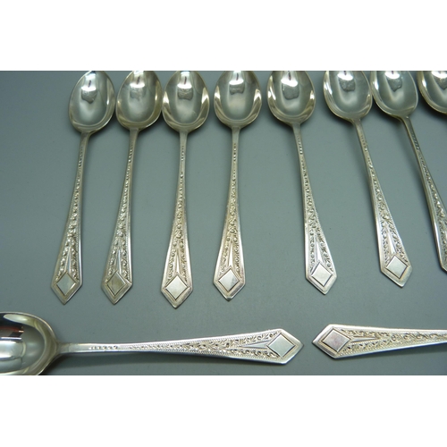 876 - A set of twelve silver tea spoons, Sheffield 1907, 186g