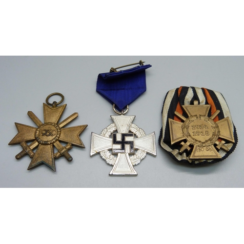 886 - A German 25 Years Civilian Service medal, Hindenburg Cross 1914-1918 and a 1939 Merit Cross