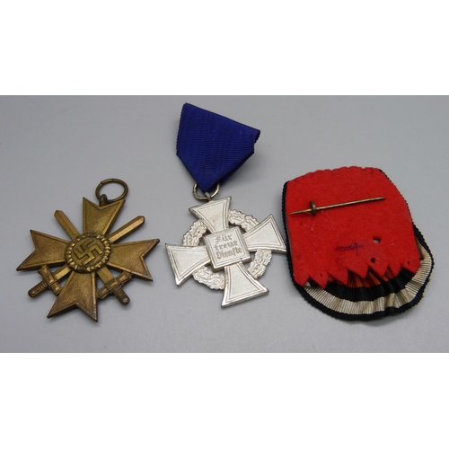 886 - A German 25 Years Civilian Service medal, Hindenburg Cross 1914-1918 and a 1939 Merit Cross