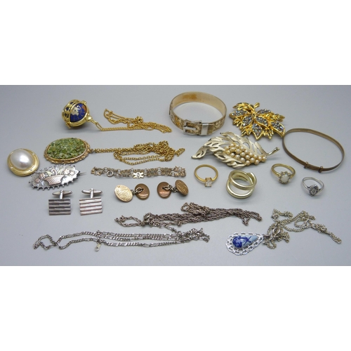 891 - A Victorian silver brooch, a pair of silver cufflinks, a buckle bangle and other jewellery