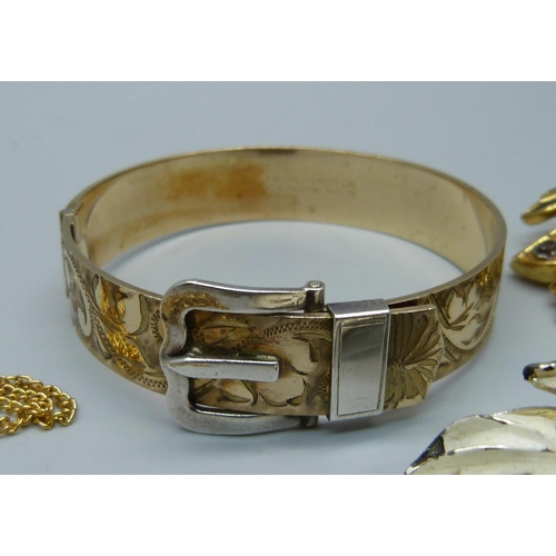 891 - A Victorian silver brooch, a pair of silver cufflinks, a buckle bangle and other jewellery