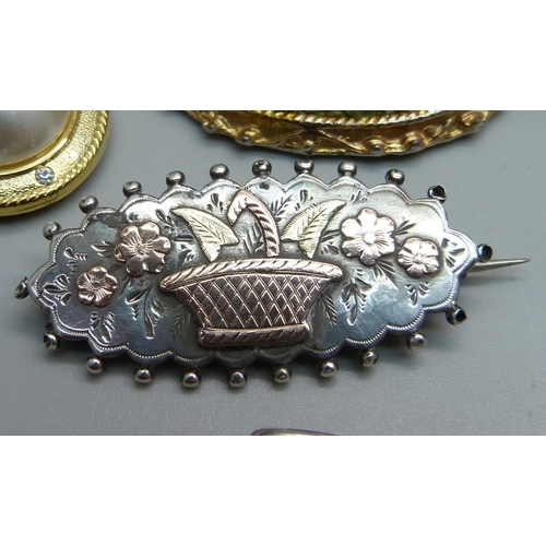 891 - A Victorian silver brooch, a pair of silver cufflinks, a buckle bangle and other jewellery