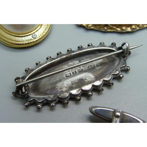 891 - A Victorian silver brooch, a pair of silver cufflinks, a buckle bangle and other jewellery