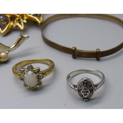 891 - A Victorian silver brooch, a pair of silver cufflinks, a buckle bangle and other jewellery