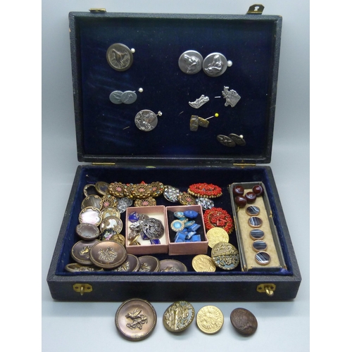 895 - A box of antique and later buttons including agate, Art Nouveau and glass, some depicting animals