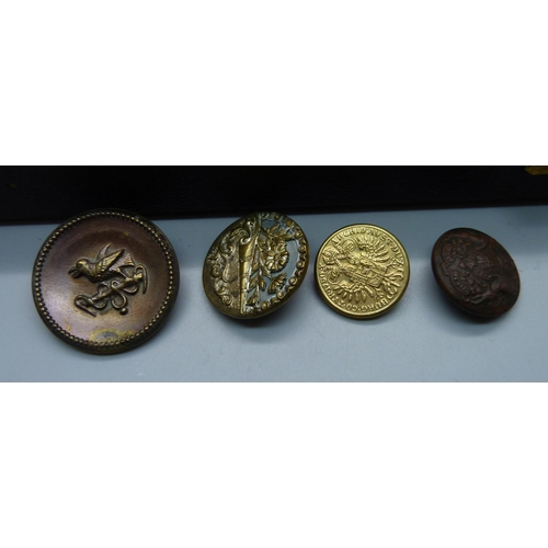 895 - A box of antique and later buttons including agate, Art Nouveau and glass, some depicting animals