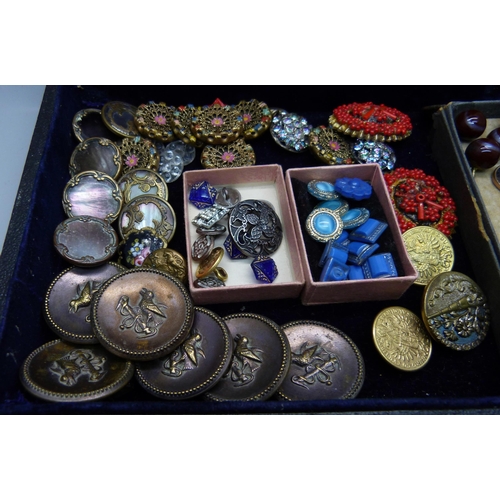 895 - A box of antique and later buttons including agate, Art Nouveau and glass, some depicting animals