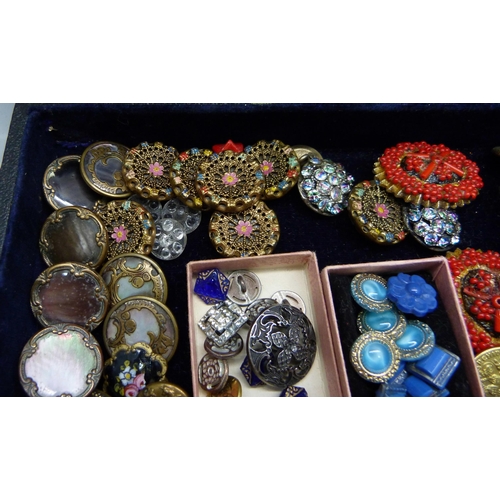 895 - A box of antique and later buttons including agate, Art Nouveau and glass, some depicting animals