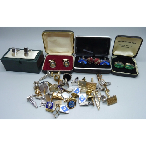 896 - A collection of cufflinks