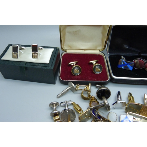 896 - A collection of cufflinks